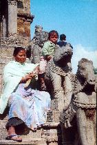 06-10 Bakhtapur reitendes Kind